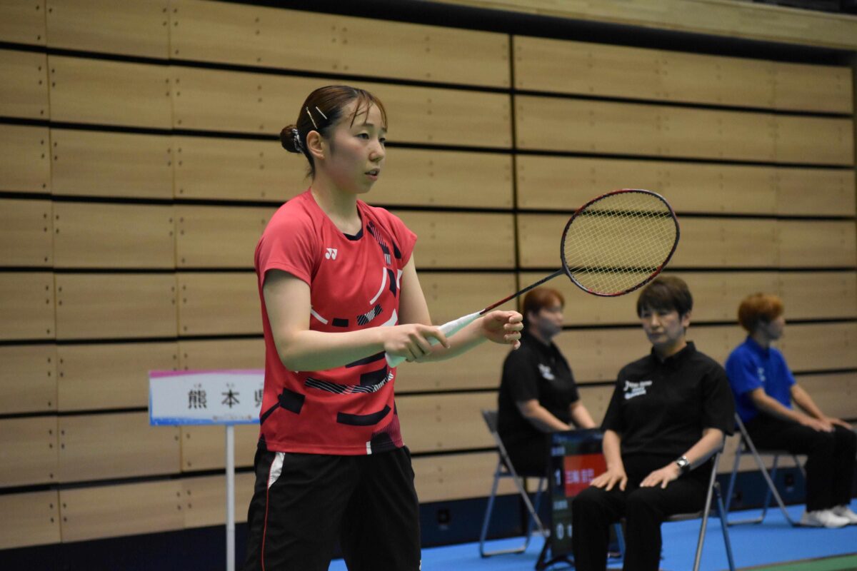 バドミントン成年女子決勝でプレーする熊本の郡司莉子選手＝１日、滋賀ダイハツアリーナ