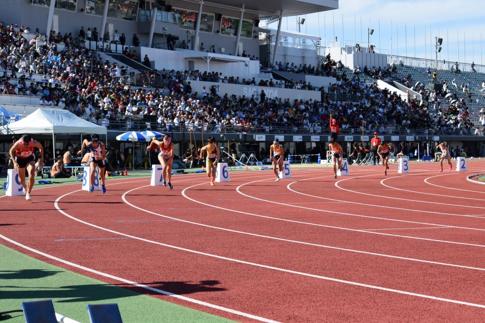 陸上競技、少年女子８００メートルのスタート＝１２日、ＳＡＧＡスタジアム