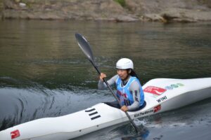 成年女子カヌーワイルドウオーターのカヤックシングル１５００メートルで優勝した石川の笹生裕子＝３日、瀬田川特設カヌー競技場
