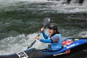 成年女子カヌーワイルドウオーターのカヤックシングル１５００メートルで６位に入った滋賀の池田百伽＝３日、瀬田川特設カヌー競技場