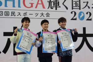 成年男子高飛び込みの表彰式＝１５日