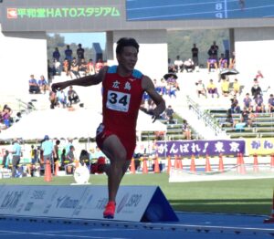 陸上の成年男子１００メートル決勝で力走する山縣亮太＝６日