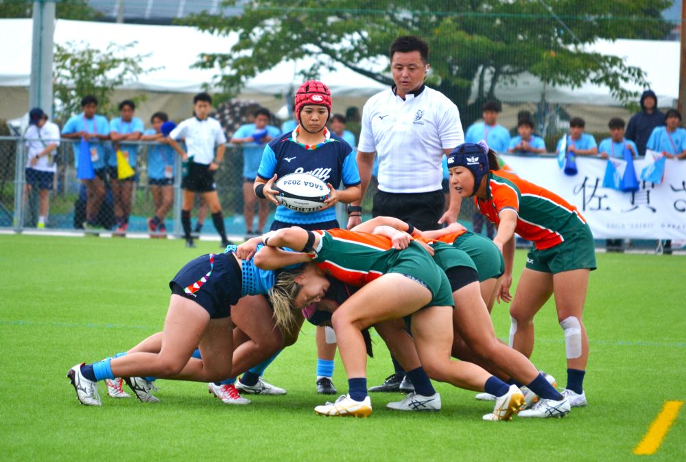 ラグビー成年女子予選プールのスクラム風景＝８日、SAGAサンライズパークボールフィールド