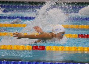 競泳成年女子１００メートルバタフライ予選の平井瑞希＝１３日