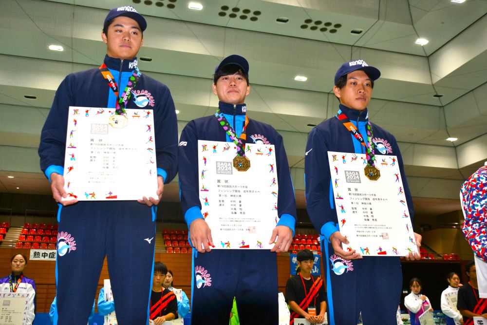 フェンシング成年男子エペで優勝した神奈川チーム＝１０日、SAGAサンライズパークSAGAアリーナ