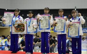 体操の成年女子団体総合で優勝した愛知＝１４日