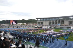 滋賀国スポ開会式の開催地滋賀県チームの入場行進＝２８日、平和堂ＨＡＴＯスタジアム