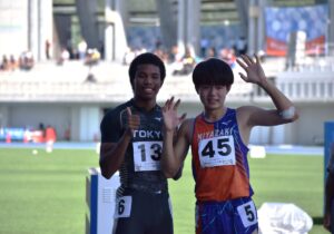 陸上の少年男子１１０メートル障害でＵ２０日本記録の東京の古賀ジェレミー（左）とＵ１８日本記録を出した宮崎の高城昊紀＝６日