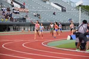 男女混合１６００メートルリレーでゴールする兵庫＝１５日、ＳＡＧＡスタジアム