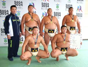 相撲少年男子団体決勝トーナメント戦で優勝した鳥取県チーム＝７日、玄海町社会体育館