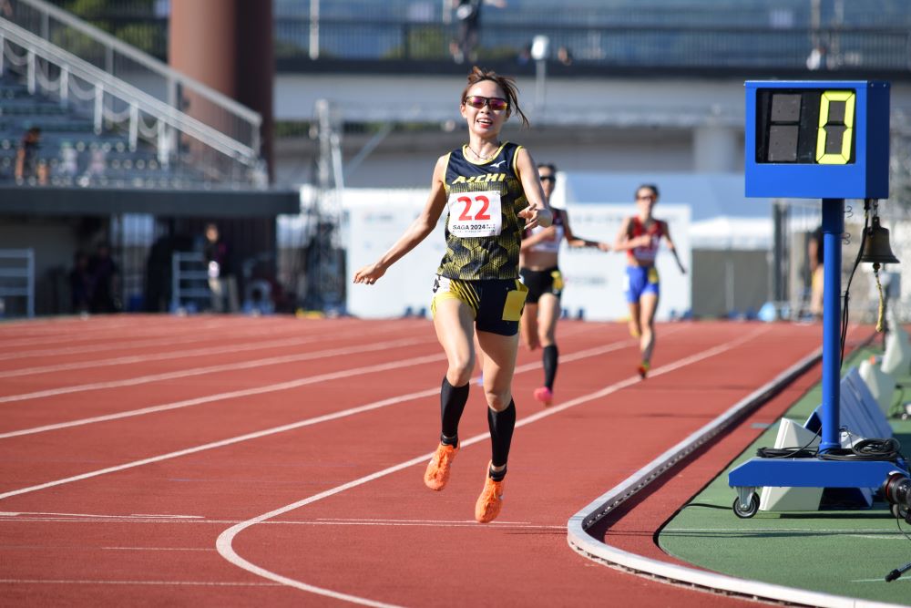 陸上成年女子５０００でゴールする山本有真（愛知）＝１２日、ＳＡＧＡスタジアム_