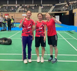 バドミントン成年女子決勝で優勝した熊本の選手たち＝１日、滋賀ダイハツアリーナ