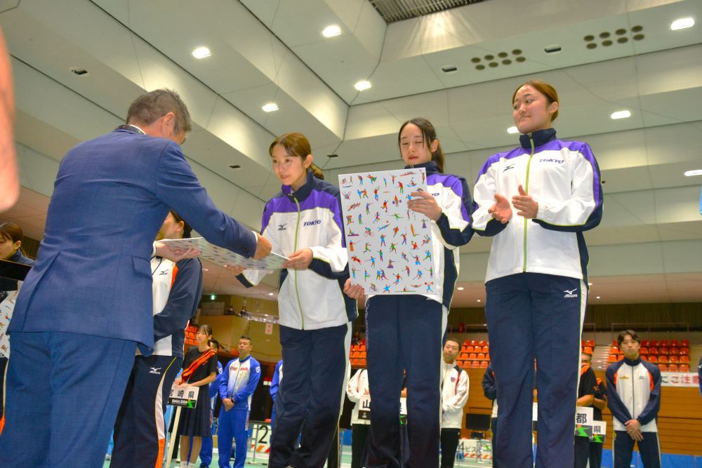 フェンシング成年女子サーブルで準優勝した東京チーム＝１０日、SAGAサンライズパークSAGAプラザ