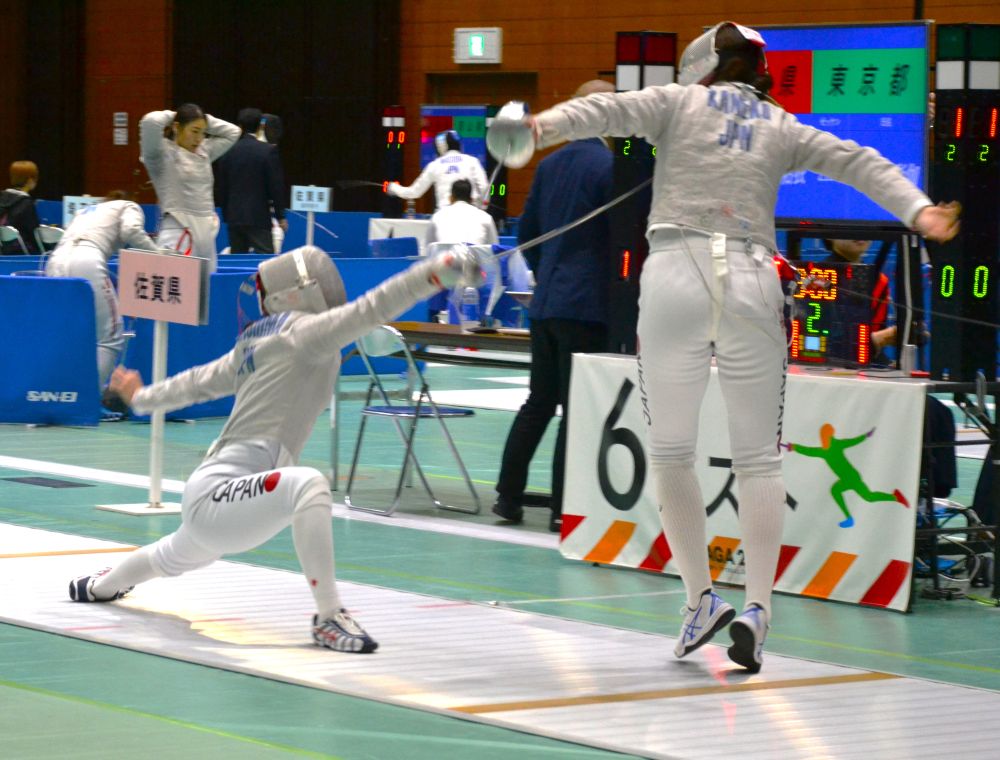 フェンシング成年女子サーブルの決勝で、佐賀の佐野佑衣（左）の突きが決まる＝１０日、SAGAサンライズパークSAGAプラザ