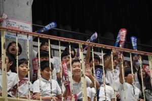 レスリングの試合を観戦する子どもたち＝29日、栗東市民体育館