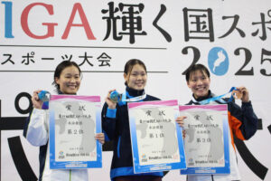 競泳成年女子１００メートルバタフライの表彰式＝１３日