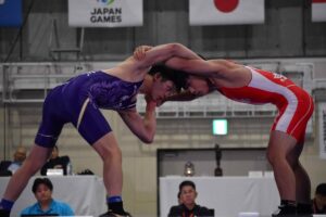 レスリング少年フリースタイル５１キロ級決勝で組み合う東京の前田悠樹（左）と京都の池田響介（右）＝３０日、栗東市民体育館
