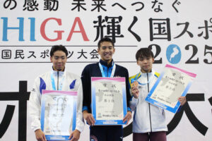 競泳成年男子２００メートル個人メドレーの表彰式＝１３日