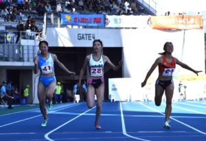 陸上の成年女子１００メートル決勝を走る兵庫の中島ひとみ（中央）＝６日