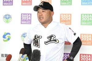 取材に応じる有田工（佐賀）の梅崎監督＝６日、さがみどりの森球場