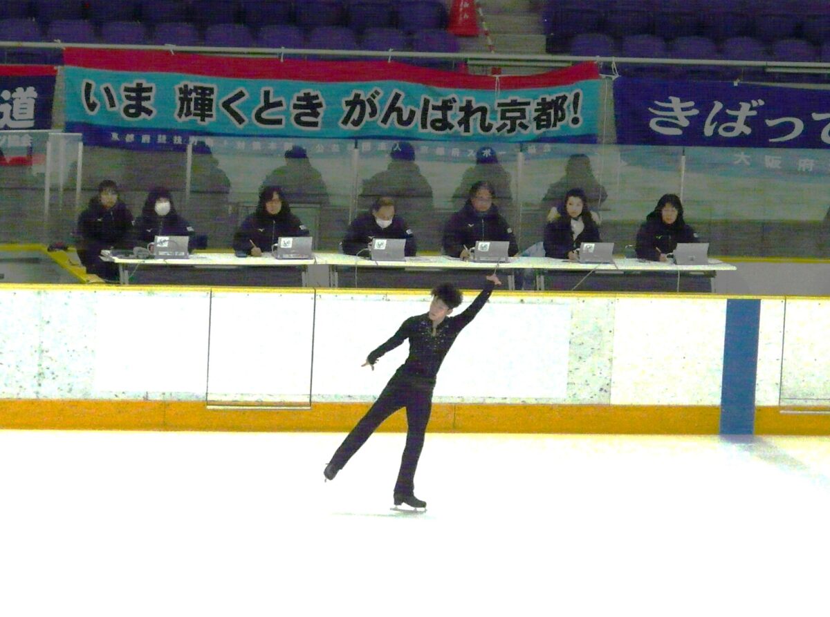 フィギュアスケートで選手の演技を採点する審判団（１月２９日、nepiaアイスアリーナ）