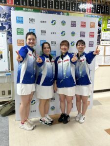 ボウリング成年女子の岡山代表＝１１日、佐賀市ボウルアーガス