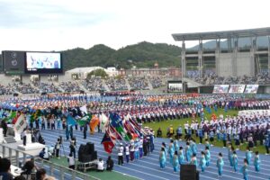 滋賀国スポ開会式の選手宣誓＝２８日、平和堂ＨＡＴＯスタジアム