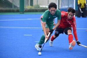 ホッケー成年男子決勝で競り合う岐阜（右）、栃木の両チーム＝５日、OSPホッケースタジアム