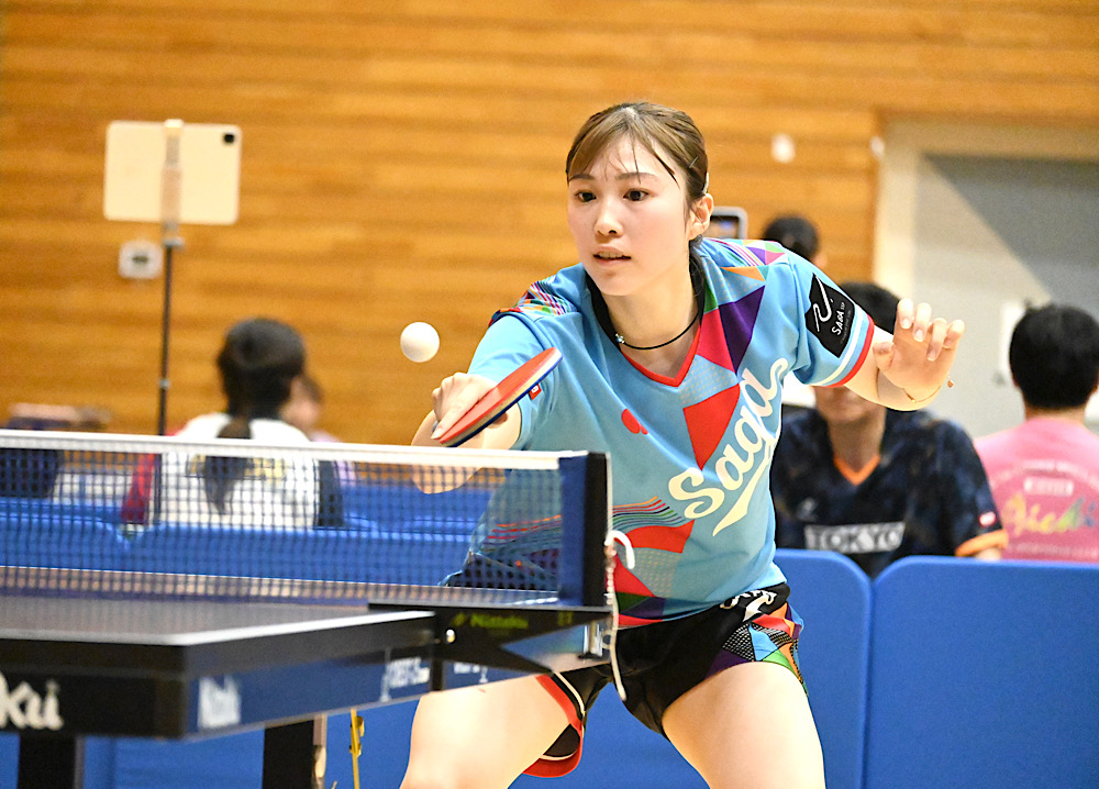 卓球成年女子で準決勝に挑む佐賀の麻生麗名＝９日、基山町総合体育館