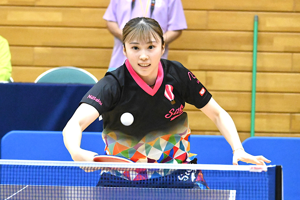 卓球成年女子決勝で冷静に打ち返す佐賀の麻生麗名＝９日、基山町総合体育館