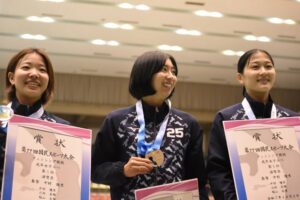 フェンシングの成年女子エペで優勝した滋賀の選手たち＝２日、ウカルちゃんアリーナ