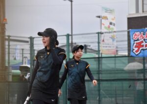 ソフトテニス成年女子準々決勝で戦う兵庫の前田梨緒、中谷さくら組＝４日、長浜市民庭球場