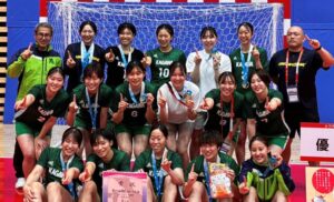 ハンドボール成年女子で初優勝した香川＝７日、プロシードアリーナＨＩＫＯＮＥ