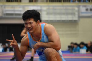 レスリング成年男子７４キロ級の準々決勝で勝利し、喜ぶ滋賀の成国大志＝３０日、栗東市民体育館