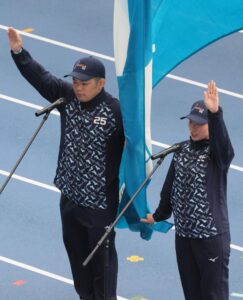 総合開会式で、選手宣誓するレスリングの藤井達哉選手（左）とライフル射撃の山田聡子選手＝２８日