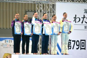 アーティスティックスイミングの表彰式＝６日、草津市立プール