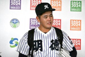 試合後に取材に応じる明徳義塾（高知）の選手＝６日、さがみどりの森球場