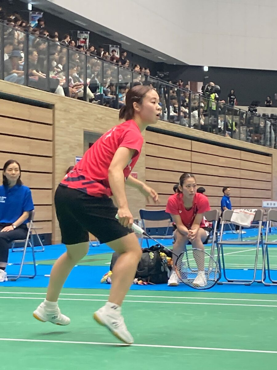 バドミントン成年女子決勝でプレーする熊本の栗原あかり選手＝１日、滋賀ダイハツアリーナ