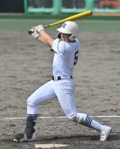 高校野球硬式１回戦の沖縄尚学戦で、県岐阜商の内山が５回、勝ち越しの適時二塁打を放つ＝２９日、滋賀・マイネットスタジアム皇子山