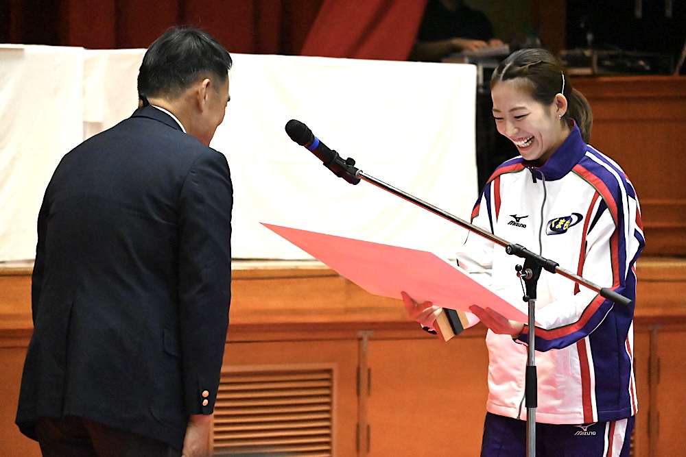 表彰式に出る松山奈未＝8日　唐津市文化体育館