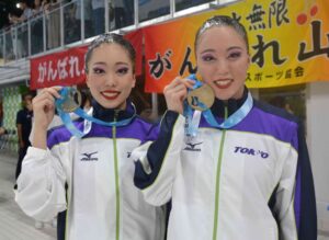 アーティスティックスイミングで優勝した東京の相高花帆（右）と白波瀬菜桜＝６日