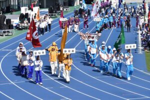 退場する選手団＝８日、平和堂HATOスタジアム