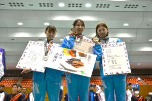 フェンシング成年女子サーブルで優勝した佐賀チーム＝１０日、SAGAサンライズパークSAGAプラザ