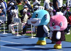 大会キャラクターのキャッフィー（左）とチャッフィー＝８日、平和堂HATOスタジアム