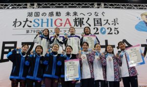 成年女子４００メートルメドレーリレーの表彰式＝１５日