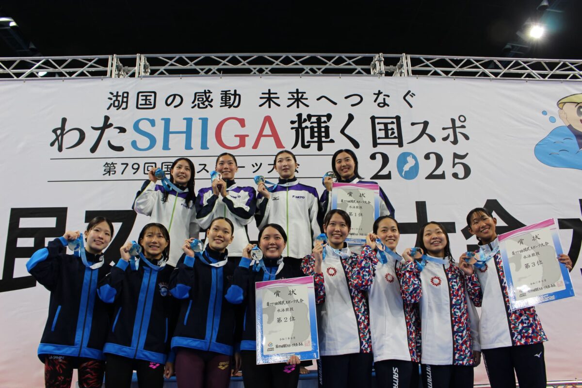 成年女子４００メートルメドレーリレーの表彰式＝１５日