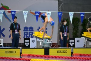 競泳成年女子個人メドレー２００メートル決勝でスタート台に立つ大橋悠依＝１４日、SAGAアクア