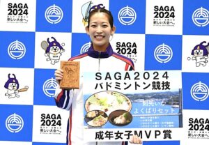 MVP受賞後の松山奈未＝8日、唐津市文化体育館