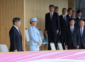 国民スポーツ大会の総合開会式に出席された天皇、皇后両陛下＝２８日、滋賀・平和堂ＨＡＴＯスタジアム