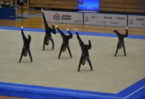 新体操少年男子団体で演技する三重チーム＝７日